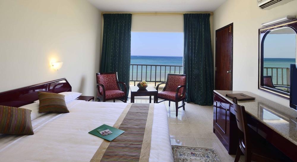 Resort Sur Beach Holiday Exterior photo