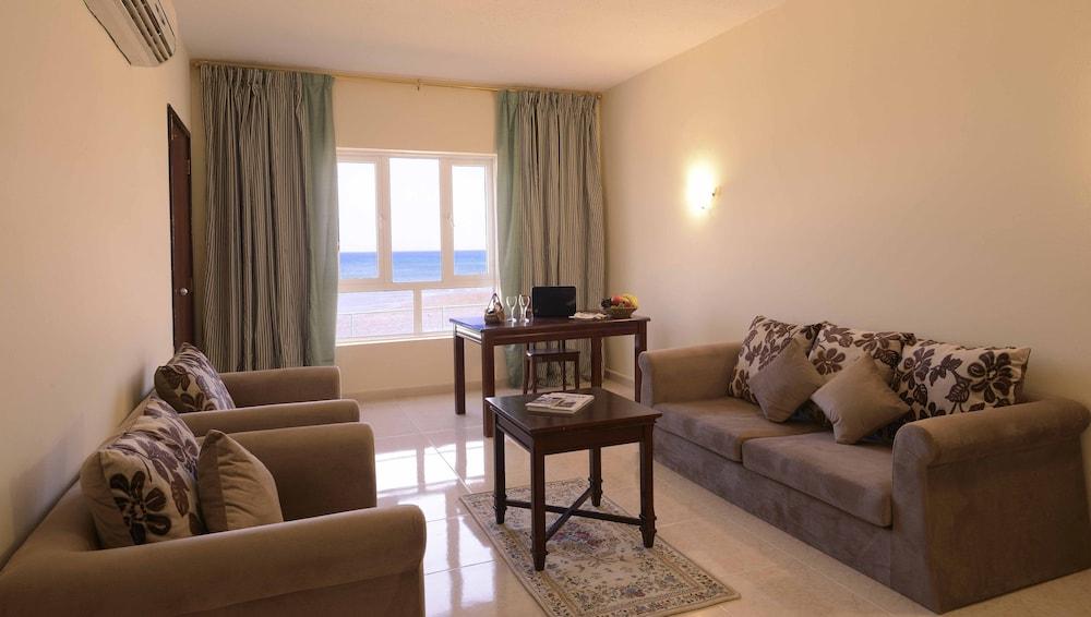 Resort Sur Beach Holiday Exterior photo